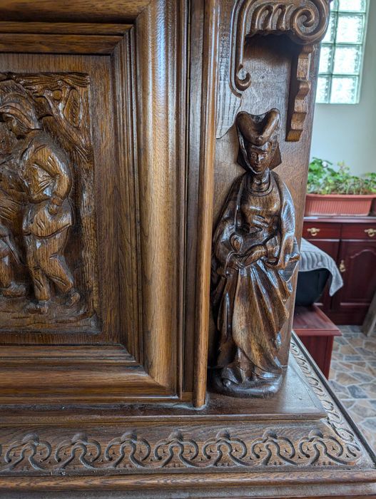 Антикварен массивен дъбов бюфет в стил Неоренесанс