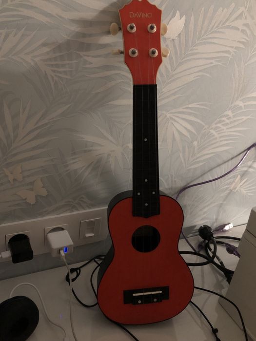 Укулеле красная!!