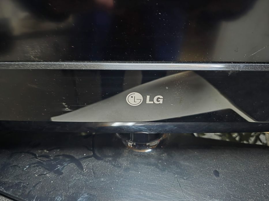 Vand tv LG diagonala 81 cm