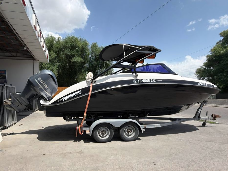 Kater Yamaha 242 Limited S, motor Yamaha F350