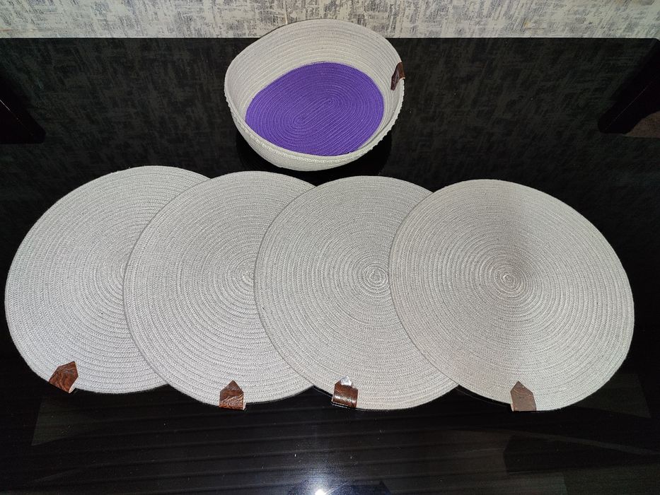 Подставки под тарелки и хлебница