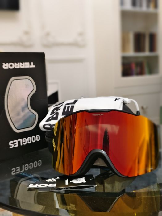 Горнолыжные очки для сноуборда или лыж