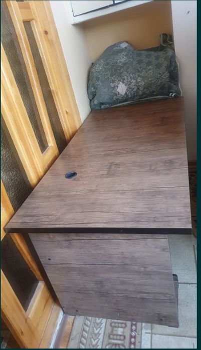 Kompyuterni stol sotiladi. Qòlda yasatilgan. Xech qati chizilmagan.