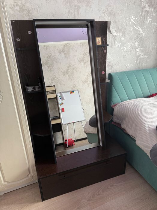 Продам рабочий стол, комод и зеркало