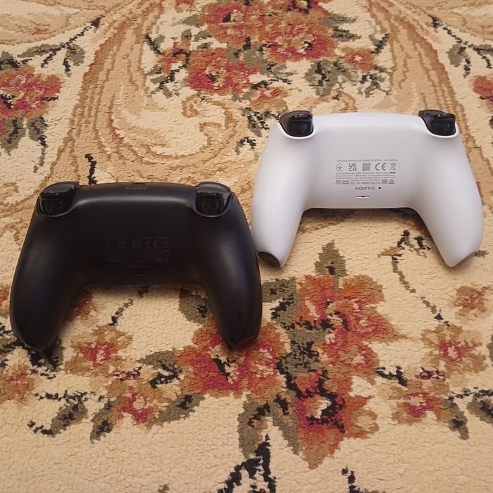 PlayStation 5 и два контроллера