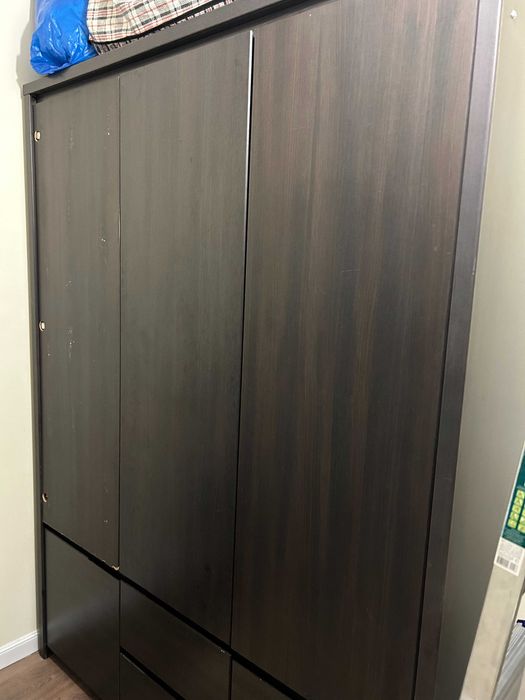 Шкаф трехстворчатый. коричневый.