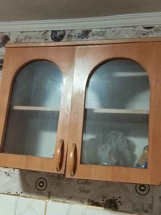 Продам  стол и шкаф