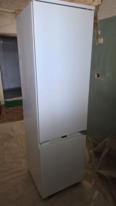 Продам встраиваемый холодильник Аристон.