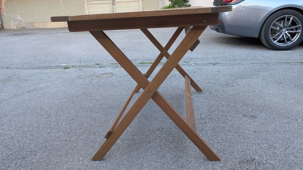 Дървена градинска маса