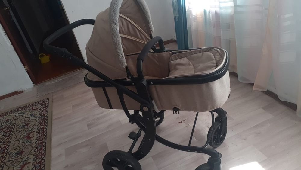 Прогулочная коляска в отличном состоянии