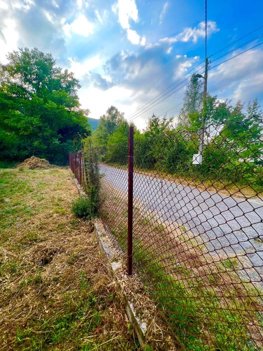 Къща с двор и кладенец