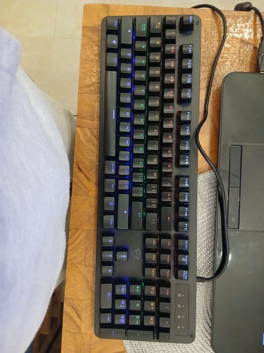 Монитор Acer и комплект Trust клавиатура и мишка  и слушалки  Xtike me