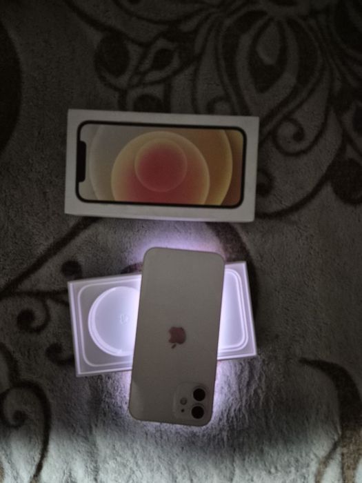 IPhone 12 белый