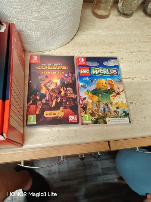 Vind Nintendo Switch 1 complet plus 6 jocuri. Consola e puțin ciobita, iar display-ul e ușor crăpat. Preț 1200 lei.