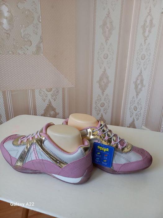 Продаются женские кроссовки