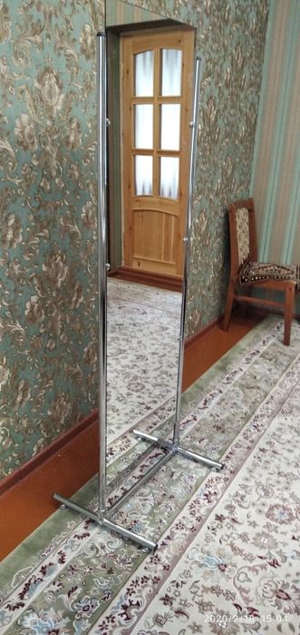 Зеркало на стойках черной золотой оправе для прихожей салонов и ателье