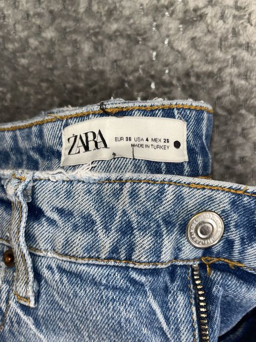 Светлосини дамски дънки с лекоизбелен ефект и прав крачол