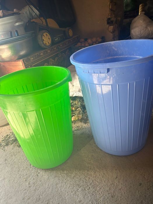 Мусорный бак с крышкой