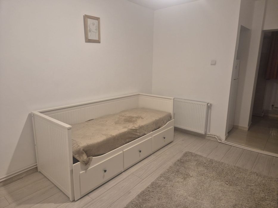 Închiriez garsoniera