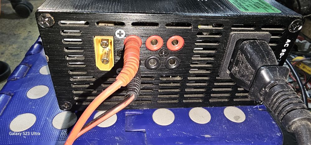 Vând 2 încărcătoare profesionale