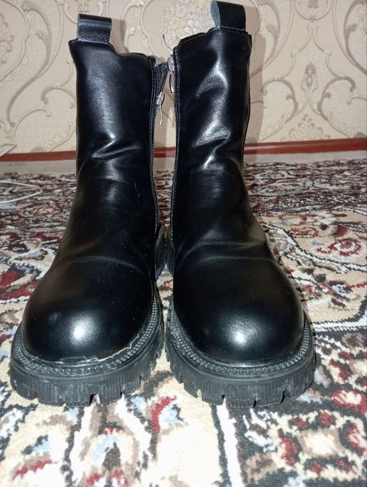 Qishga etik sotiladi srochna 1 kun kiyilgan holati yengi 40 razmer