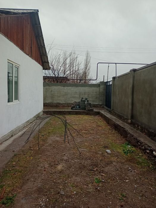 Уй сотилади Таваксай РТС Бустонлик район. 3 сотик 4 та хона 32500$