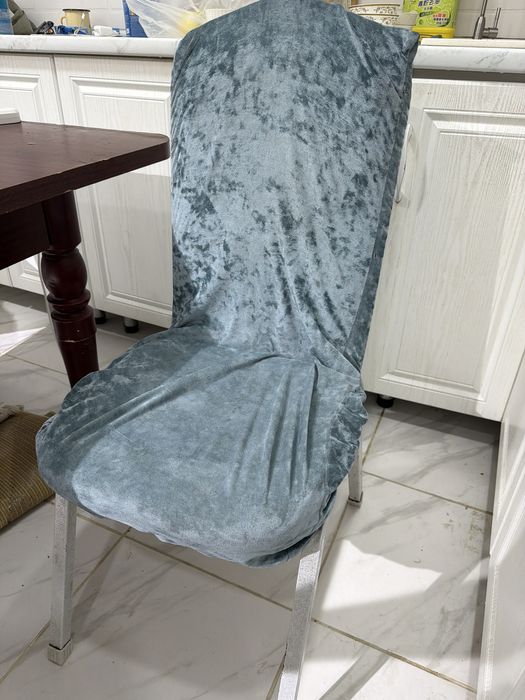 Продаеться стол со стульями