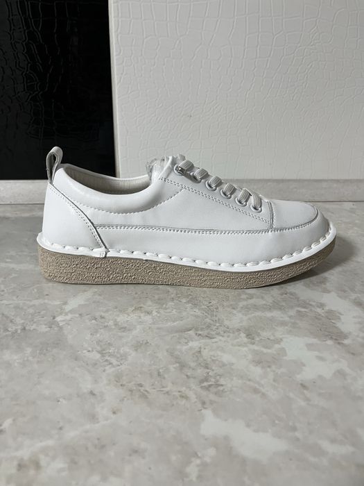 Кроссовки кожанные