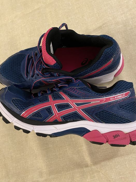 Adidasi Asics pentru alergare, dama