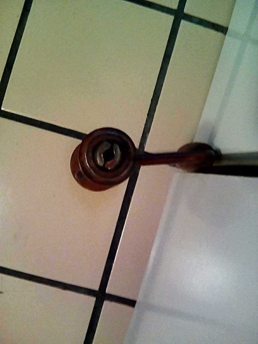 маткап, дърводелски ползван алуминиев нивелир и ниска дървена масичка