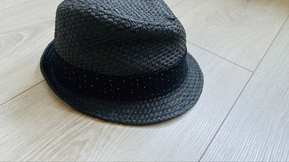 Pălărie Neagră cu Bandă cu Buline Colorate