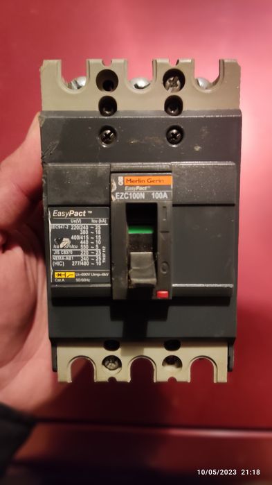 Автоматичен прекъсвач Merlin Gerin-Azc400N и Azc 100N