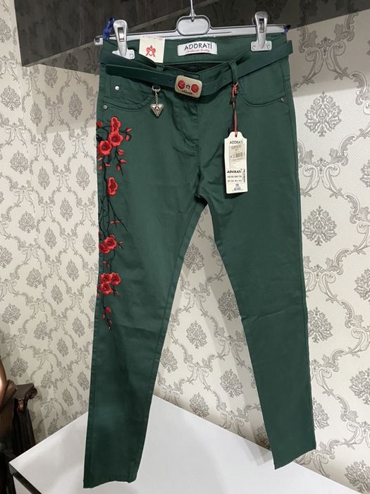 Pantaloni eleganti si blugi