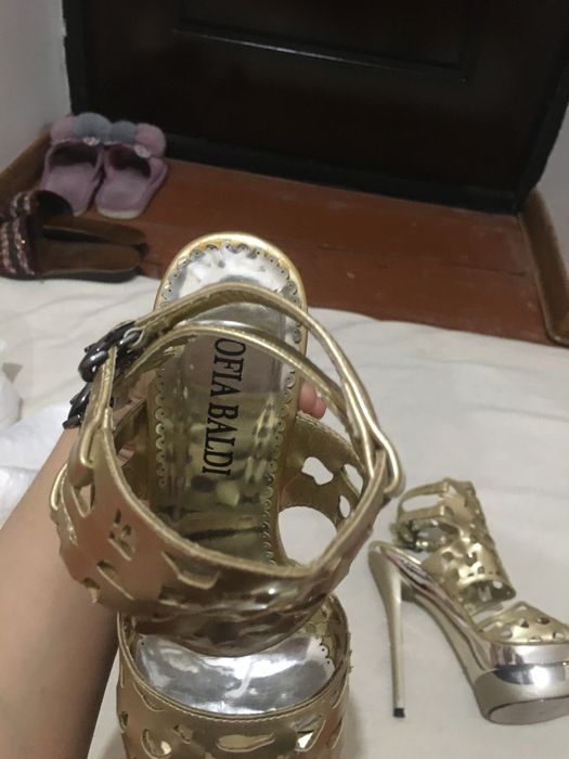 Россия обувь на шпильке.