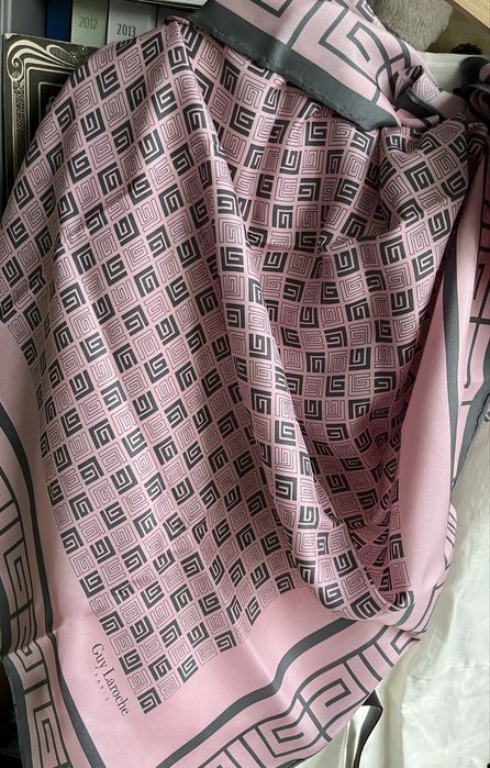 Копринени шалове - аксесоар към всяка дреха