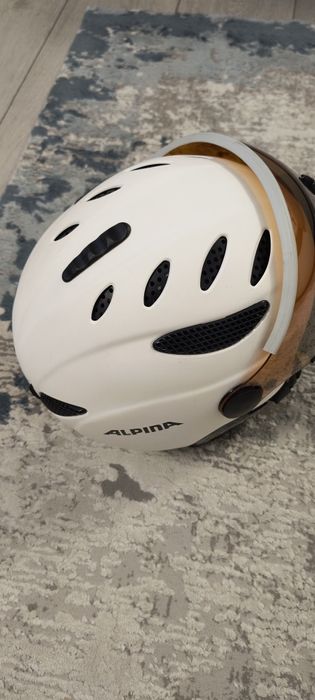 Vând cască testată pentru schi și snowboard