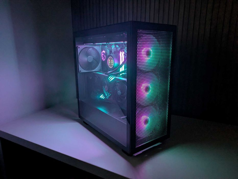 Геймърски компютър с RTX 4080, i7-13700K, 32GB RAM