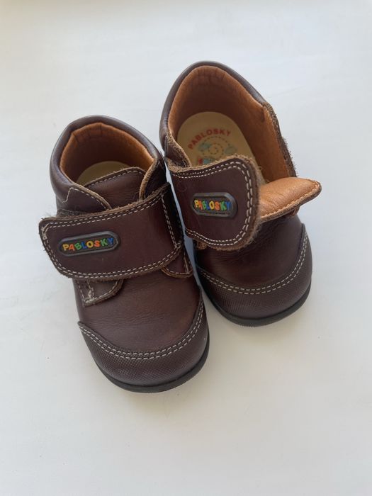 Обувь детская кожаная и текстиль.