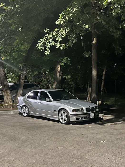 Продам машину бмв е36