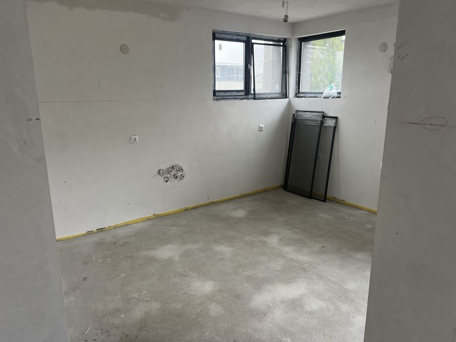 НОВА самостоятелна къща с двор