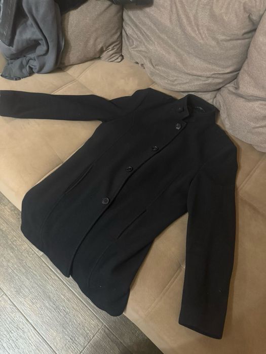 Стилно черно палто с нормални следи от употреба