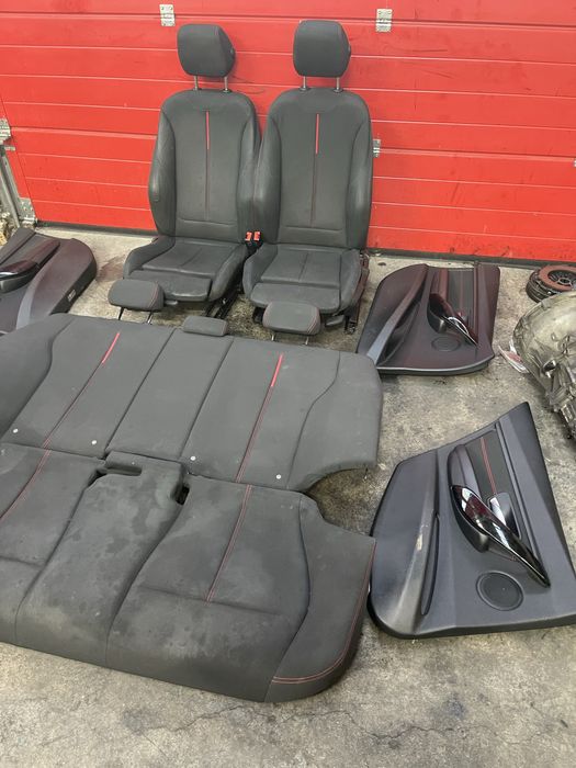 Interior sport, cusatura rosie pentru BMW F30