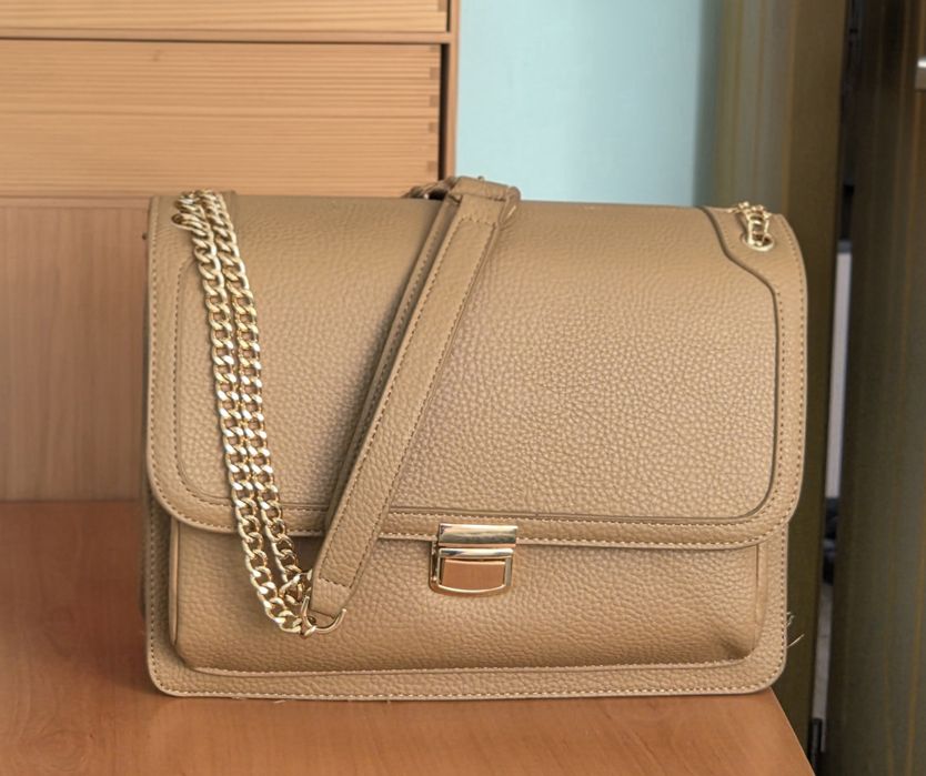 Елегантна дамска чанта бежов цвят/таупе, в отлично състояние