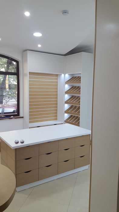 Продаю торговые стеллажи