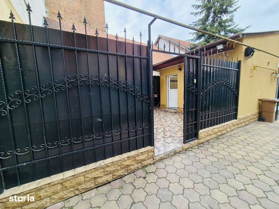 Casa cu teren , ULTRACENTRAL , singur in curte