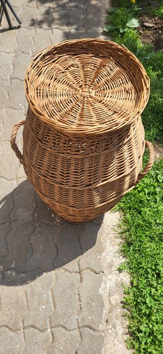 Coș de rufe din răchită.