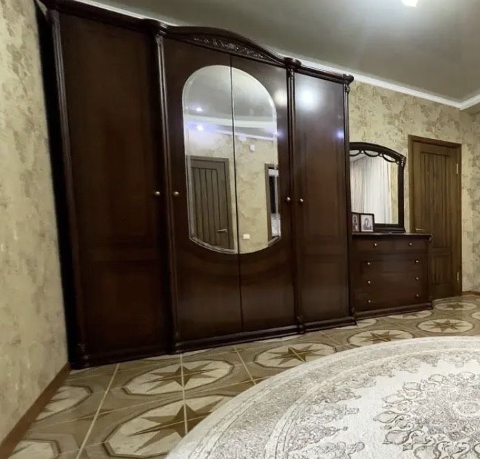 Шкаф + комод с зеркалом.