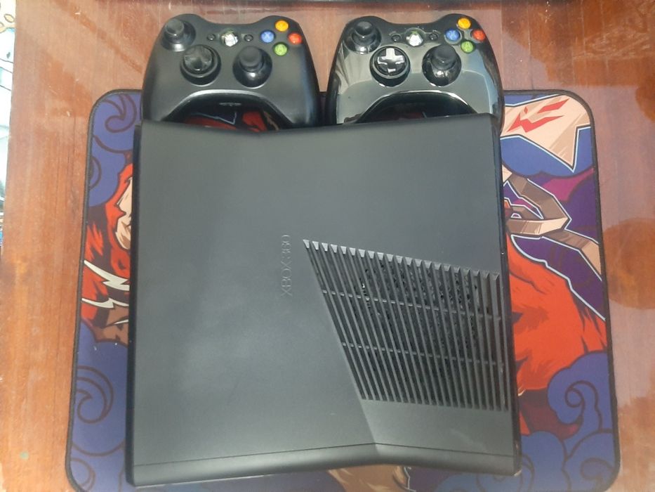 Xbox 360 Slim 250GB Freeboot + 2 геймпада + 20 игр