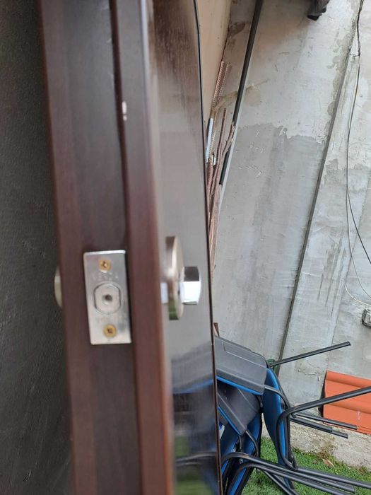 Блиндирана входна врата с каса