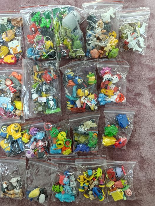 Продам коробку с киндерами